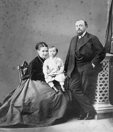 С женой Елизаветой Григорьевной и сыном Сергеем, 1868 г.
