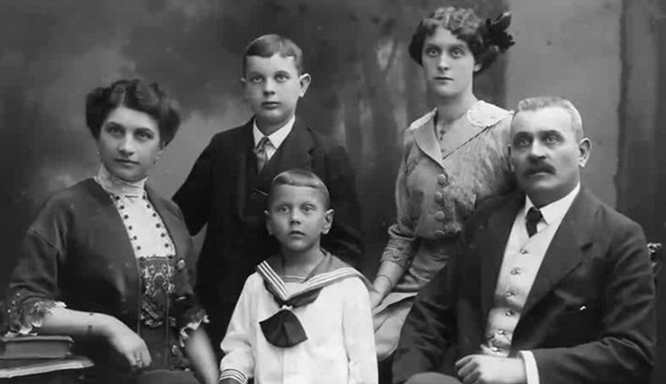 Отто Скорцени (в белом) с семьей в детстве