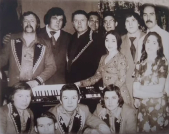 Фан Валиахметов (второй слева, сверху) в составе труппы гос. филармонии, 1979 г.