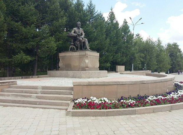 Памятник Ахмету Байтурсынову в Алматы